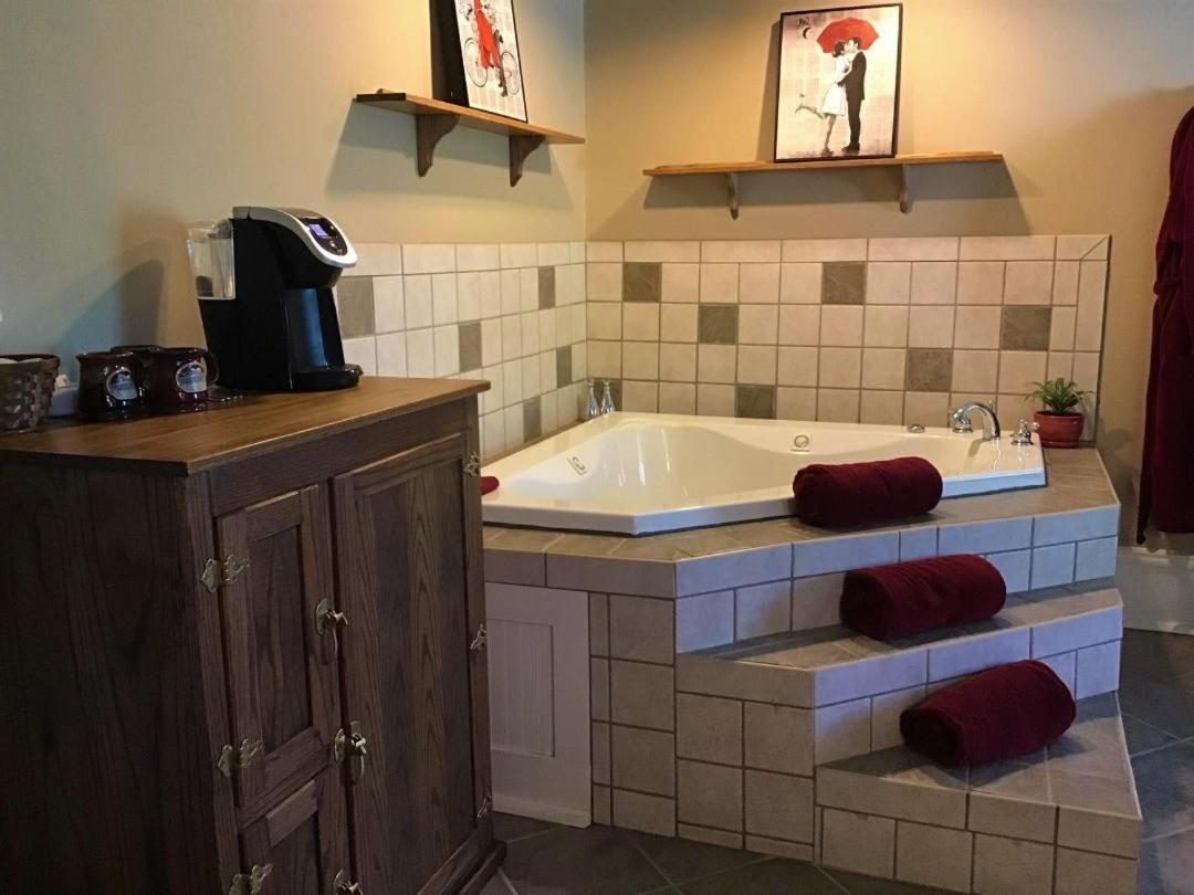 Plain & Fancy Bed & Breakfast Ironton エクステリア 写真