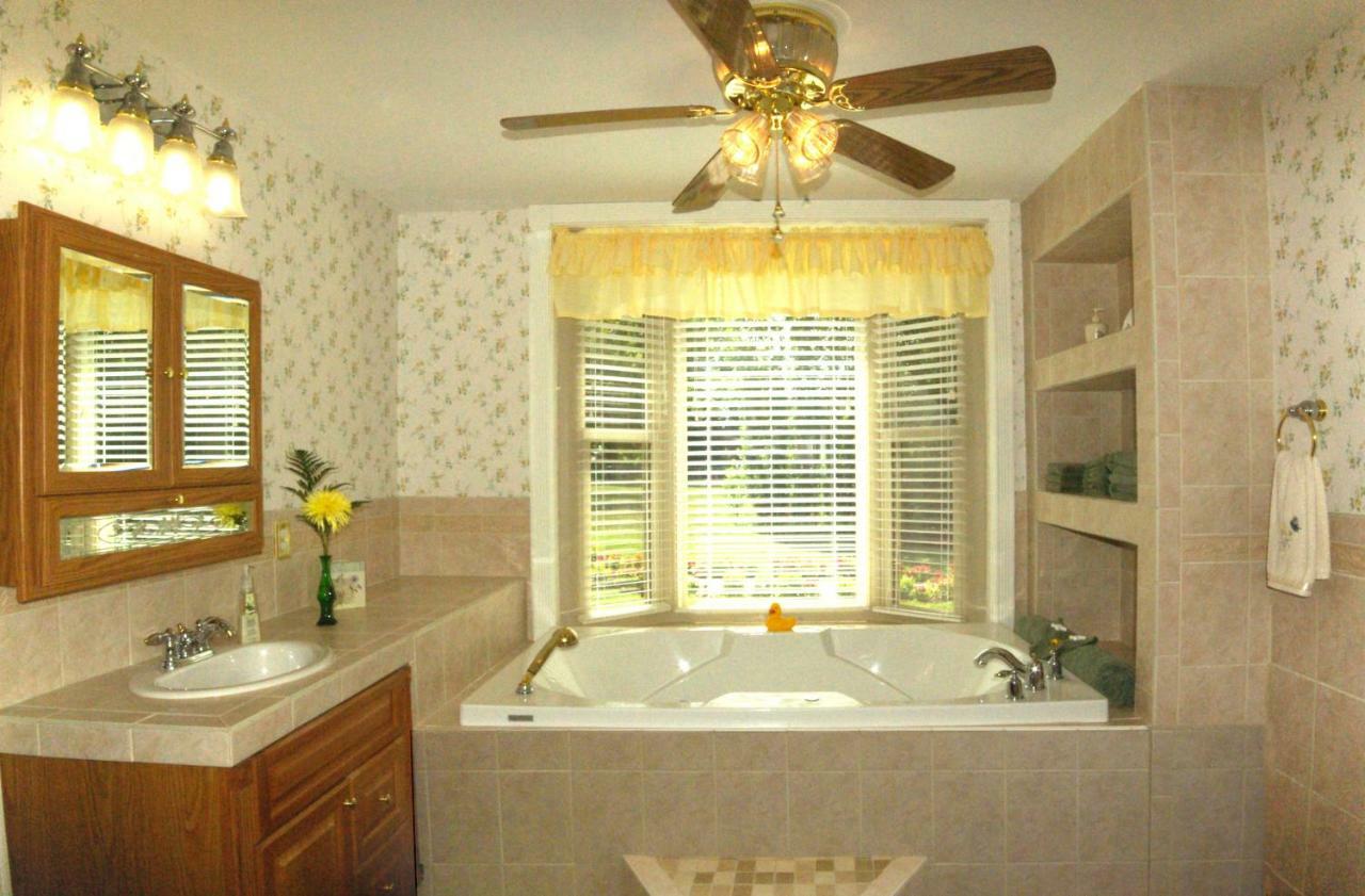 Plain & Fancy Bed & Breakfast Ironton エクステリア 写真
